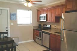 Beach Block Bungalow. Clean, safe and updated. Everything You Need. A2 - Image 4