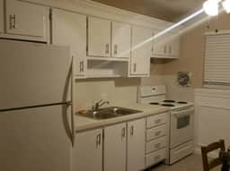 Studio Walk to the Beach. Everything you need. Clean, safe with everything you need. . - Image 5