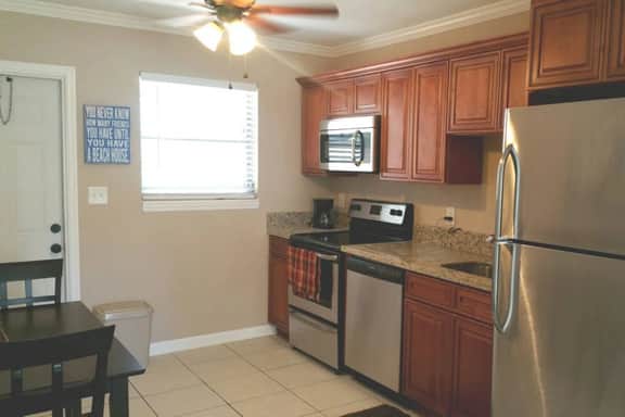 Beach Block Bungalow. Clean, safe and updated. Everything You Need. A2 - Image 4
