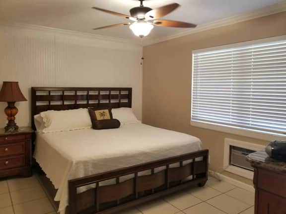 Beach Block Bungalow. Clean, safe and updated. Everything You Need. A2 - Image 5