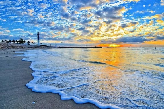 Studio Walk to the Beach. Everything you need. Clean, safe with everything you need. . - Image 1