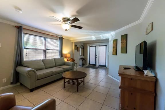 The Best beach block location in Pompano , Clean, safe and private. Apt. B - Image 1