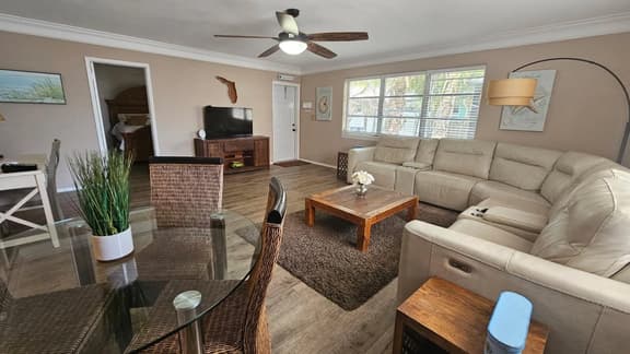 Pompano beach block tropical retreat. Clean, safe and updated. A4 - Image 1